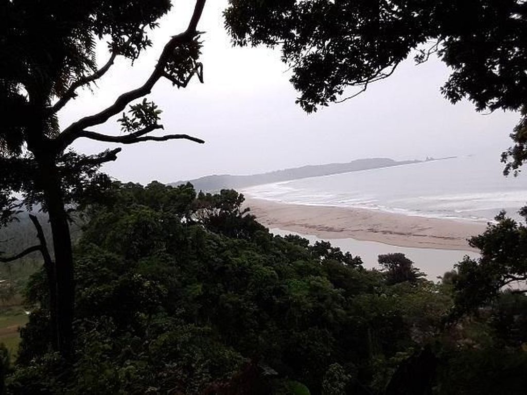 Menikmati Pantai Sarwana dengan Cara Tak Biasa Menikmati Pantai Sarwana dengan Cara Tak Biasa