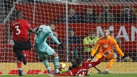 Gol ini tercatat sebagai gol bunuh diri Rojo. REUTERS/Darren Staples.
