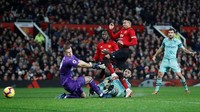 Lagi-lagi MU tak butuh waktu panjang untuk menyamakan kedudukan. Semenit kemudian, pertahanan ceroboh Arsenal dimanfaatkan Jesse Lingard untuk mencetak gol penyama MU. REUTERS/Darren Staples.