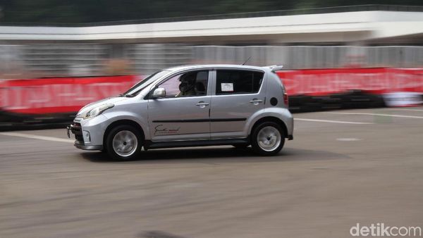Mobil-mobil Daihatsu Ini Adu Ngesot di Istora