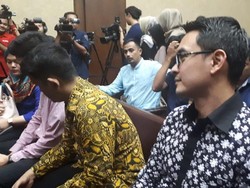 Zumi Zola Tebar Senyum Jelang Sidang Vonis