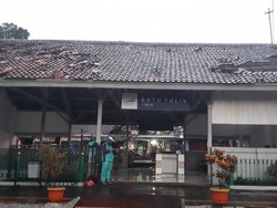 Atap Stasiun Batutulis Bogor Rusak Tersapu Angin Puting Beliung