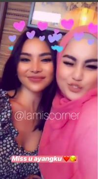 Penampilan Jennifer Dunn berhijab.