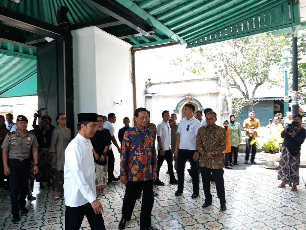 Jokowi Disuguhi Jajanan Pasar saat Bertemu Sri Sultan HB X Jokowi Disuguhi Jajanan Pasar saat Bertemu Sri Sultan HB X