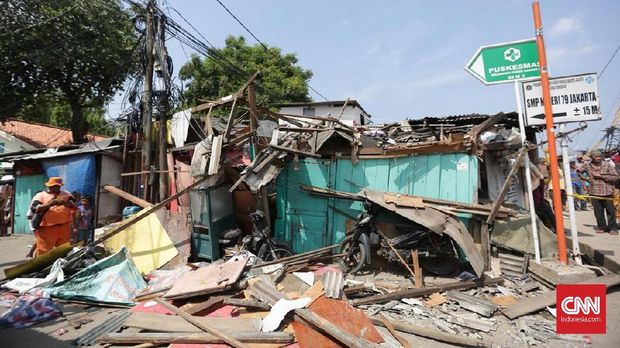Crane Jatuh Timpa Rumah Warga di Jakpus, Tiga Orang Luka