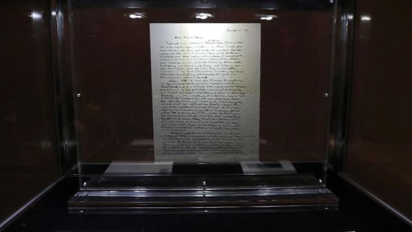 Ini Surat Tuhan Albert Einstein yang Terjual Rp 41 Miliar