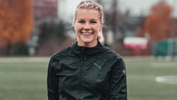 Keren! Pemain Bola Cantik Ini Dapat Trofi Ballon dOr Seperti Luka Modric