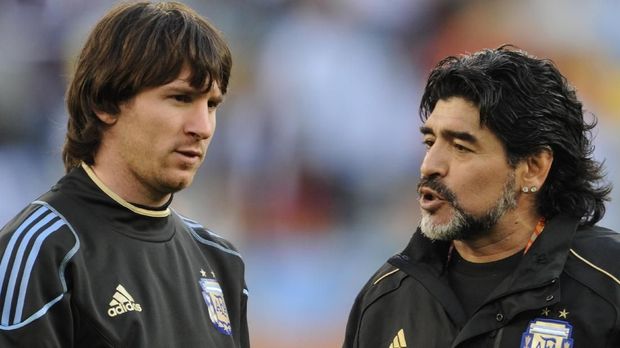 Argentina's coach Diego Maradona (R) speaks to Argentina's striker Lionel Messi prior the 2010 World Cup quarter-final match Argentina vs. Germany on July 3, 2010 at Green Point stadium in Cape Town.  NO PUSH TO MOBILE / MOBILE USE SOLELY WITHIN EDITORIAL ARTICLE -   AFP PHOTO / JAVIER SORIANO (Photo by JAVIER SORIANO / AFP)