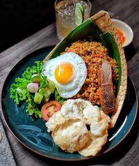 Siang Ini Enaknya Makan Nasi Goreng Salmon dan  Buntut Sapi di Sini