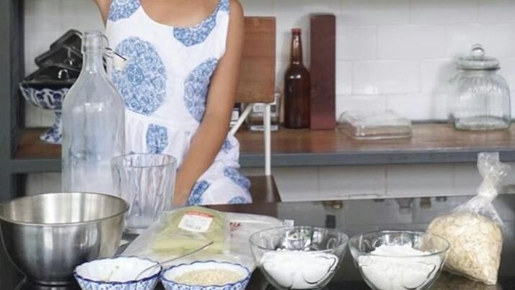 Perankan Ara  Keluarga Cemara Begini Lucunya Widuri Saat Bikin Kue Perankan Ara  Keluarga Cemara Begini Lucunya Widuri Saat Bikin Kue