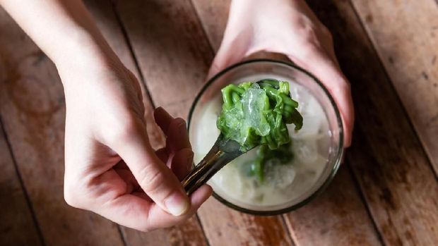 Untuk dapat cendol yang enak, perlu pakai santan dari kelapa muda yang memberi rasa manis gurih.
