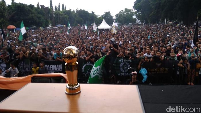 Kemeriahan suasana perayaan pesta juara Liga 2 PSS Sleman (Ristu Hanafi/detikSport) Kemeriahan suasana perayaan pesta juara Liga 2 PSS Sleman (Ristu Hanafi/detikSport)