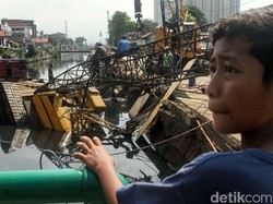 Detik-detik Crane di Kemayoran Roboh Timpa Rumah dan Lukai 3 Orang