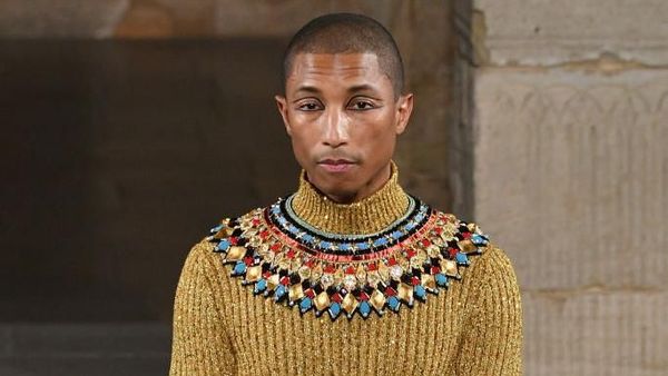 Foto: Bak Raja Firaun, Pharrell Williams Curi Perhatian di Show Chanel