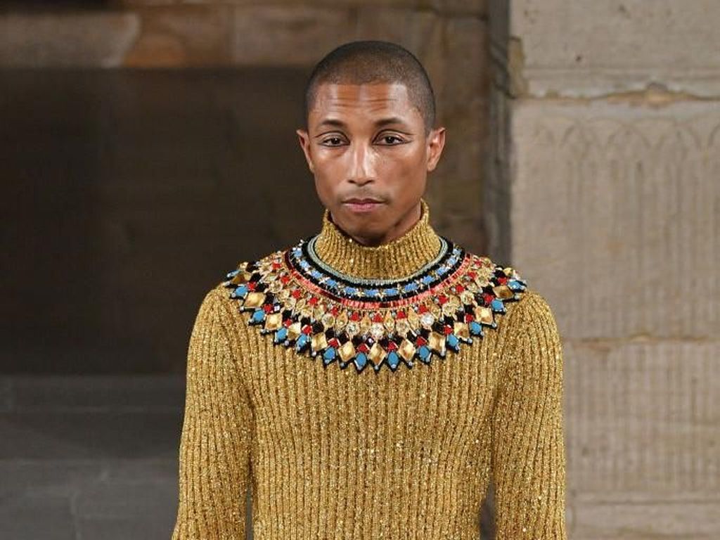 Foto: Bak Raja Firaun, Pharrell Williams Curi Perhatian di Show Chanel