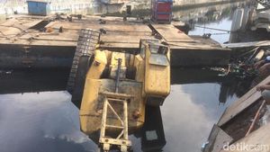 Foto: Crane Roboh di Kemayoran Timpa Rumah, Bikin 3 Orang Luka