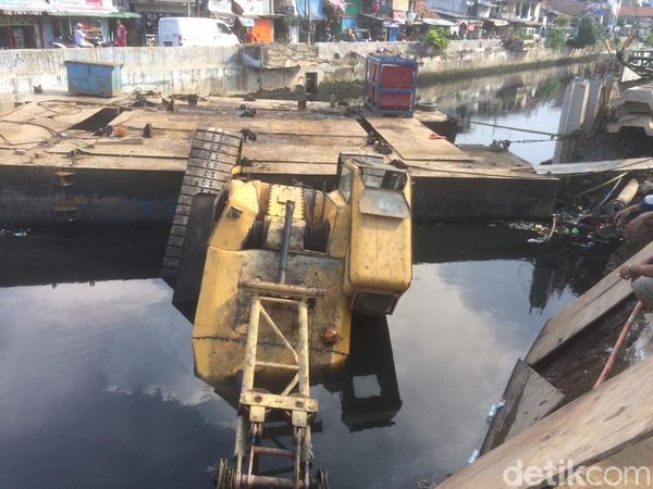 Foto: Crane Roboh di Kemayoran Timpa Rumah, Bikin 3 Orang Luka