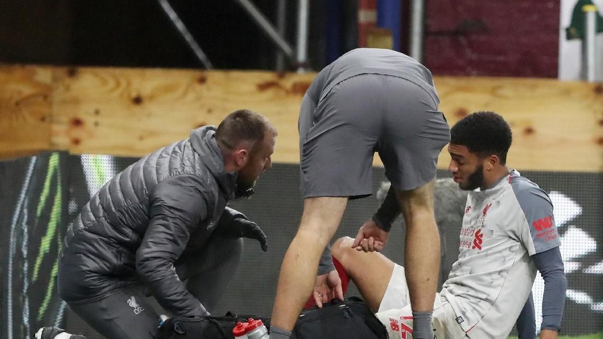 Joe Gomez cedera saat Liverpool mengalahkan Burnley (Scott Heppell/Reuters)