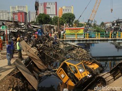 Pak Anies, Ada Crane Jatuh Timpa Rumah Warga Kemayoran