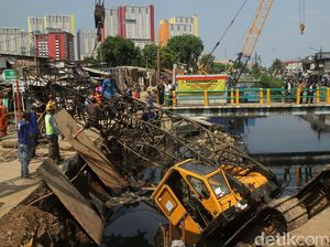 Pak Anies, Ada Crane Jatuh Timpa Rumah Warga Kemayoran Pak Anies, Ada Crane Jatuh Timpa Rumah Warga Kemayoran