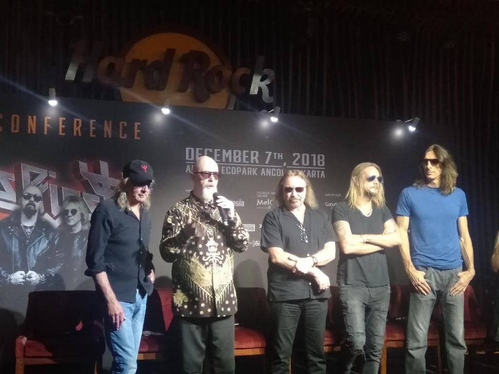 Keren! Hargai Ciri Khas Indonesia, Vokalis Judas Priest Pakai Batik Keren! Hargai Ciri Khas Indonesia, Vokalis Judas Priest Pakai Batik