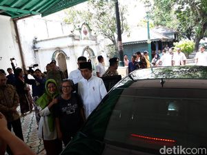 Saat Dua Wanita Tunda Langkah Jokowi Tinggalkan Keraton Yogya