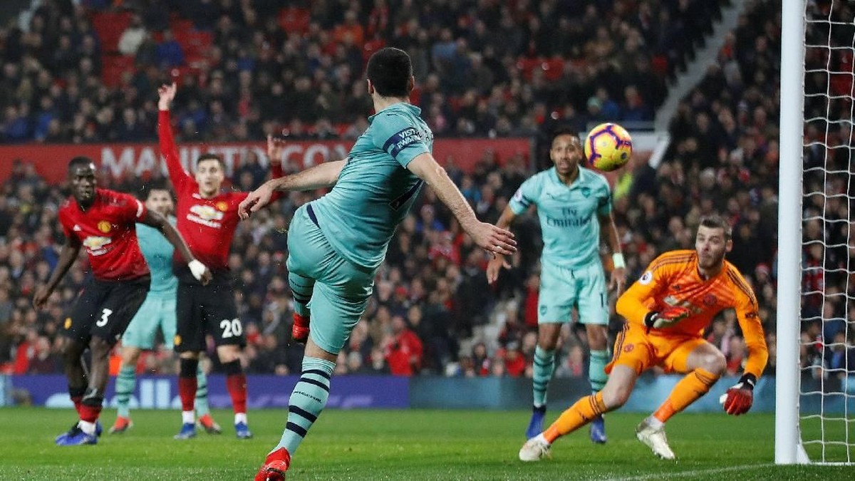 Alex Iwobi kecewa dengan kegagalan Arsenal menang di kandang Manchester United (Reuters)