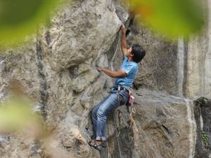 Berdebar! Sensasi Panjat Tebing di Bandung Barat