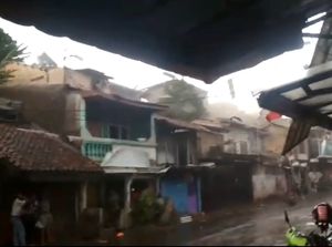 Ganas! Hujan Angin Amuk Bogor, Atap Rumah Terhempas Ganas! Hujan Angin Amuk Bogor, Atap Rumah Terhempas