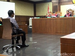 Tok! Zumi Zola Divonis 6 Tahun Bui dan Denda Rp 500 Juta