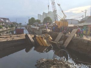 Petugas Evakuasi Crane Roboh yang Lukai 3 Orang di Kemayoran Petugas Evakuasi Crane Roboh yang Lukai 3 Orang di Kemayoran