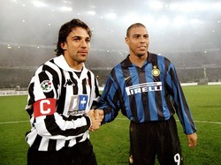 Duel Juventus vs Inter Milan pada 26 April 1998 mempertemukan dua legenda, Alessandro Del Piero dan Ronaldo. Tapi kontroversi yang ambil panggung utama. Di menit ke-69 Ronaldo terjatuh usai berbenturan dengan Gianluca Pessotto, tapi tak ada penalti. Juventus menyerang balik dan Del Piero jatuh dalam duel dengan Taribo West. Penalti. Penalti Del Piero memang gagal, namun Juventus menang 1-0 berkat gol Del Piero di babak pertama. Perdebatan soal penalti Ronaldo itu masih berjalan sampai saat ini. (Foto: Allsport UK /Allsport/Getty Images)