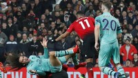 Skor 1-1 bertahan sampai babak pertama usai. Reuters/Carl Recine.