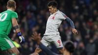 Firmino mempu menceploskan bola ke gawang Joe Hart usai mendapat umpan Van Dijk. REUTERS/Scott Heppell.