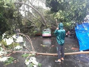 900 Rumah di Bogor Rusak Usai Diterjang Puting Beliung