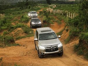 Adu 4 SUV, Mana yang Paling Stabil Bawa Segelas Air di Kap Mesin?