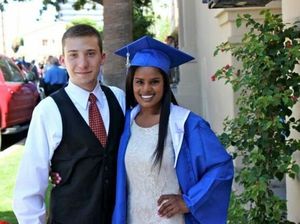 Foto Romantis Pria Lamar Kekasih yang Dijanjikannya Menikah Saat TK