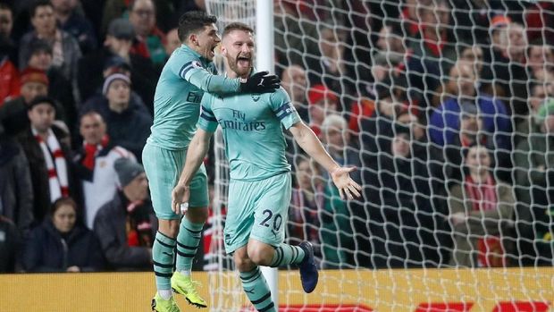 Shkodran Mustafi mencetak gol pertama di laga ini.