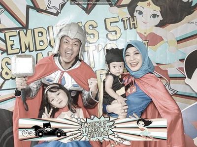 Uniknya Ekspresi Keluarga Omesh saat Foto Bersama