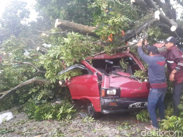 Potret Ngerinya Puting Beliung Terjang Kota Bogor