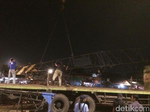 Petugas Evakuasi Rangka Crane yang Jatuh di Kemayoran Petugas Evakuasi Rangka Crane yang Jatuh di Kemayoran
