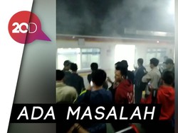 KRL Tujuan Bogor Keluarkan Asap, Penumpang Berhamburan