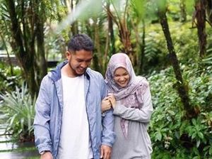 7 Momen Manis dan Romantis Dewi Sandra Bareng Suami