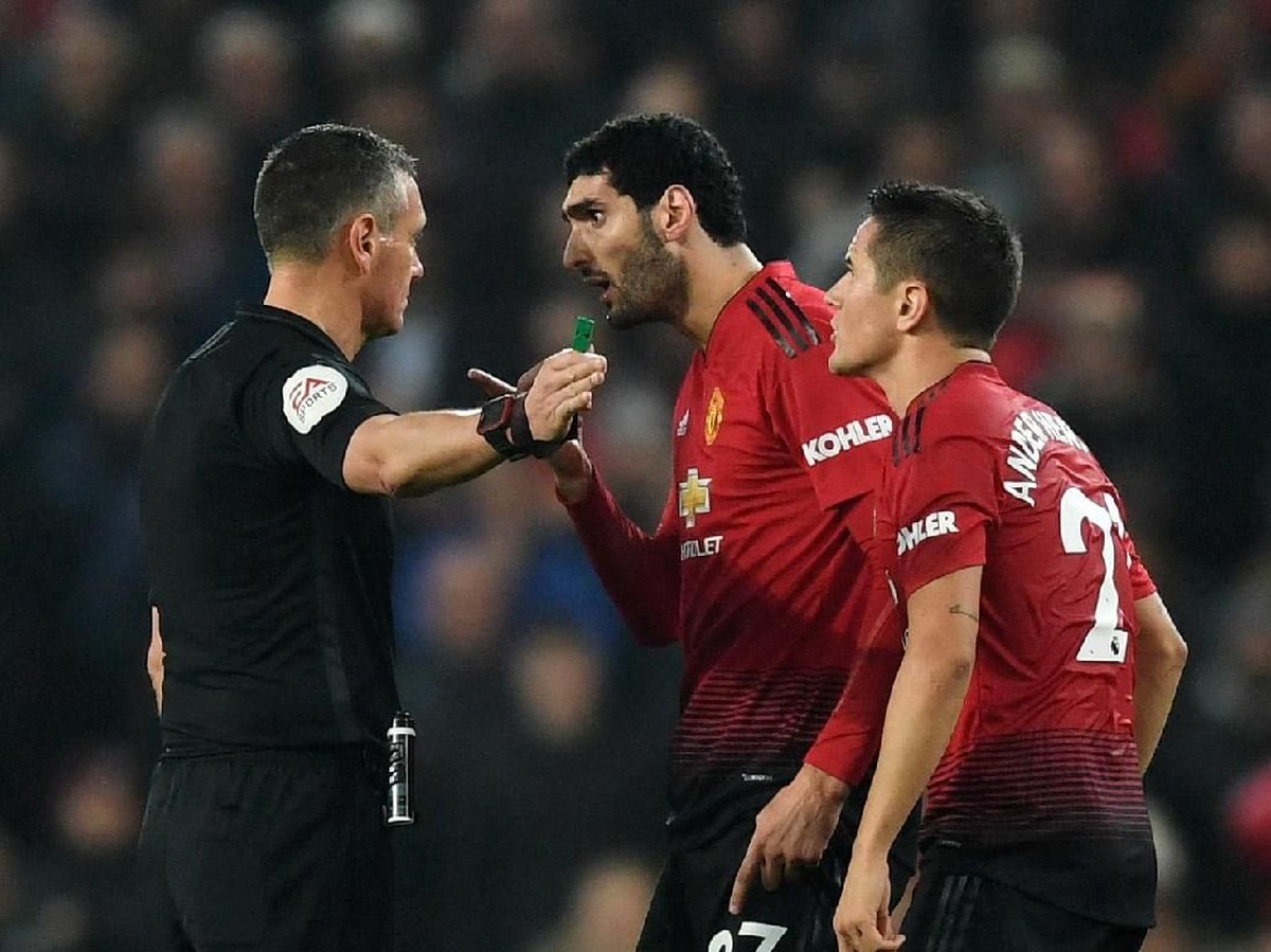 Fellaini melakukan aksi tak terpuji saat menarik rambut lawannya (Michael Regan/Getty Images)