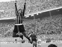 Di akhir musim 1964/1965, Inter yang ditangani Helenio Herrera dalam jalur menuju treble usai merebut Scudetto dan Piala Champions musim itu. Hanya Coppa Italia tersisa untuk dimenangi. Tapi gol Giampaolo Menichelli di menit ke-15 membuat Inter dalam tekanan dan tak pernah bisa menyamakan skor. Laga ini diwarnai dua kartu merah, masing-masing satu untuk Luis de Sol (Juventus) dan Tarcisio Burgnich (Inter Milan). (Foto: Photo by Keystone/Getty Images)