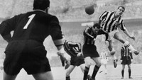 Salah satu laga derby dItalia yang paling kontroversial terjadi pada 10 Juni 1961. Usai menang 3-1 di Giuseppe Meazza, Inter Milan dihadiahi kemenangan 2-0 di markas Juventus karena fans tuan rumah masuk ke lapangan. Tapi Juventus banding dan sehari sebelum laga terakhir musim, FIGC memutuskan laga diulang. Inter pun kehilangan dua poin karena kemenangan di Turin hilang, padahal sebelumnya punya poin yang sama dengan Juve di puncak. Di laga terakhir musim itu, Juve memastikan juara usai Inter kalah dari Catania. Pada laga replay di Juni 1961 itu, Inter protes dengan menurunkan pemain muda lalu kalah 1-9. (Foto: Keystone/Getty Images)