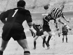 Salah satu laga derby dItalia yang paling kontroversial terjadi pada 10 Juni 1961. Usai menang 3-1 di Giuseppe Meazza, Inter Milan dihadiahi kemenangan 2-0 di markas Juventus karena fans tuan rumah masuk ke lapangan. Tapi Juventus banding dan sehari sebelum laga terakhir musim, FIGC memutuskan laga diulang. Inter pun kehilangan dua poin karena kemenangan di Turin hilang, padahal sebelumnya punya poin yang sama dengan Juve di puncak. Di laga terakhir musim itu, Juve memastikan juara usai Inter kalah dari Catania. Pada laga replay di Juni 1961 itu, Inter protes dengan menurunkan pemain muda lalu kalah 1-9. (Foto: Keystone/Getty Images)