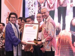 Jurus Guyur Kepala Ala Ganjar Bikin Jateng Raih Penghargaan KPK