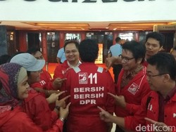 Caleg PSI Pakai Baju Cleaning Service: Pengin Bersih-bersih DPR