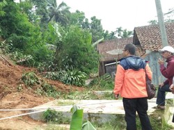 Nenek Tewas Tertimbun Longsor di Sukabumi